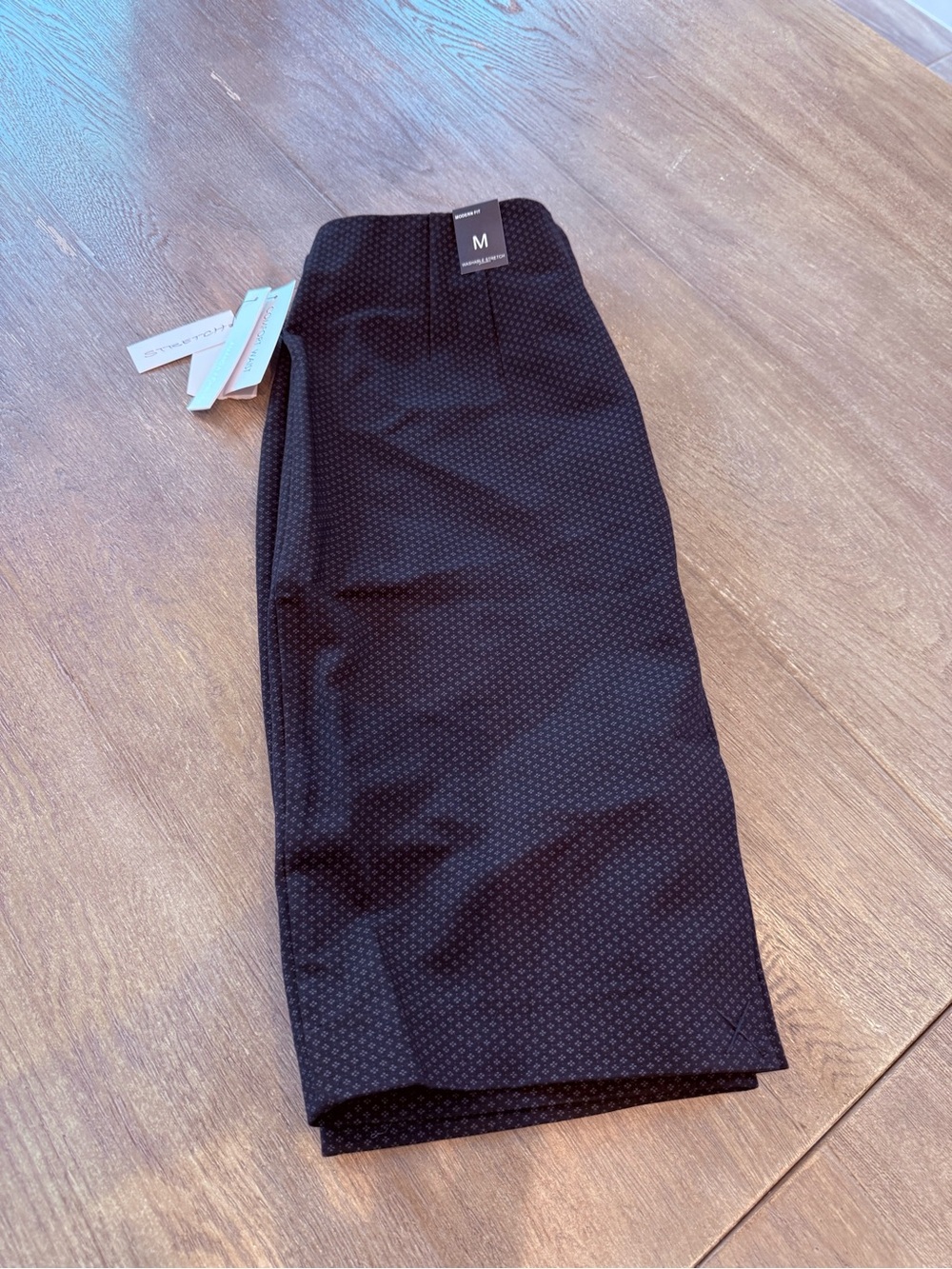 NWT! Amanda & Chelsea Black Textured Dot Pattern Pencil Smooth Stretch Skirt (M)